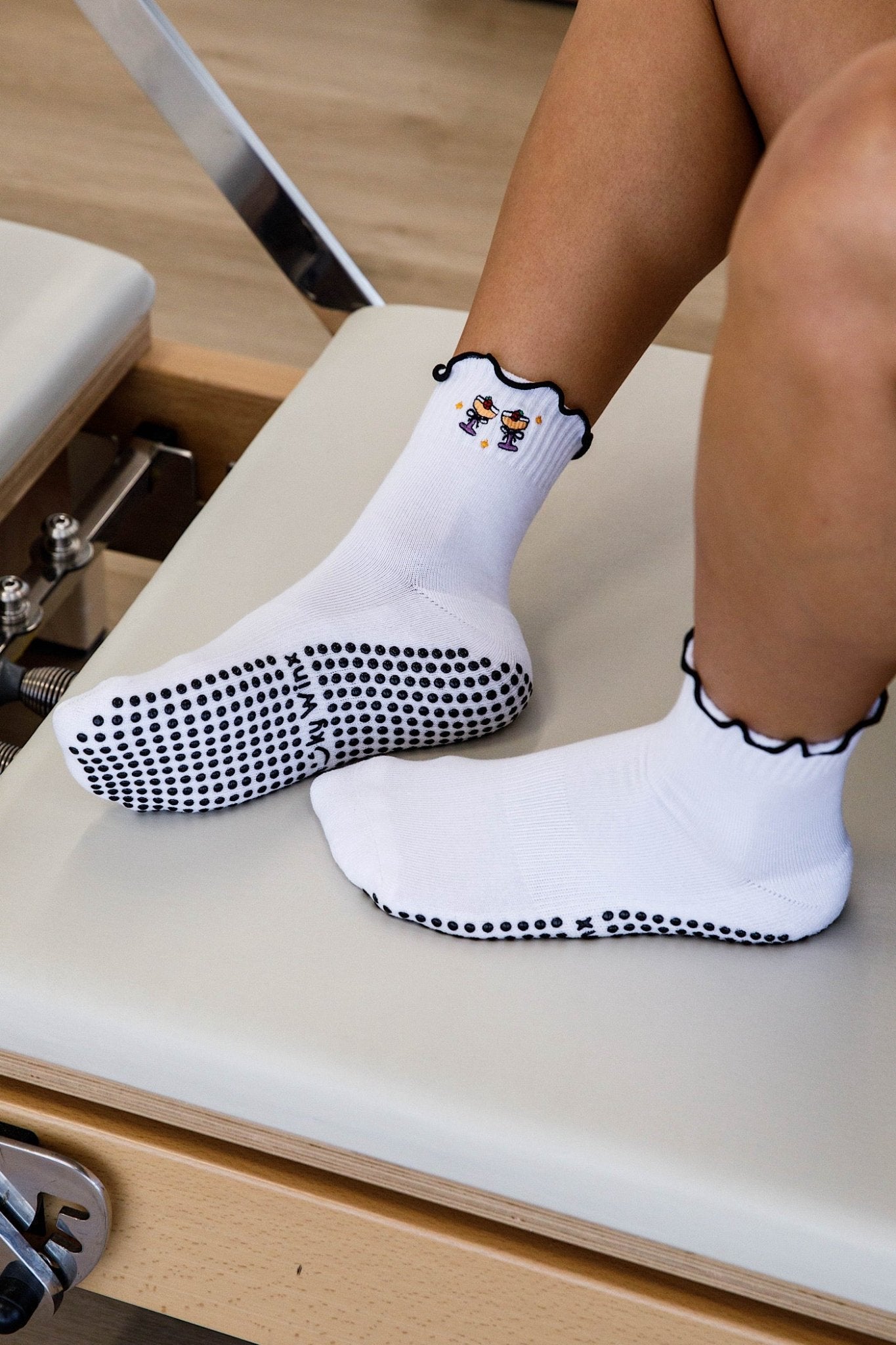 Frilly Champers Grip Socks - Cheeky Winx